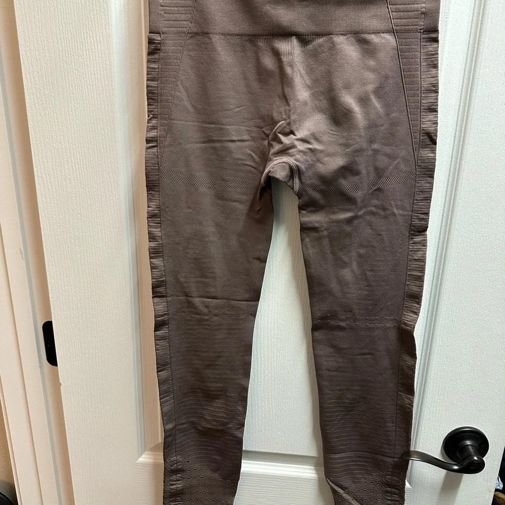 Gymshark Taupe Performance Leggings size M/NWOT A32 - Picture 4 of 5